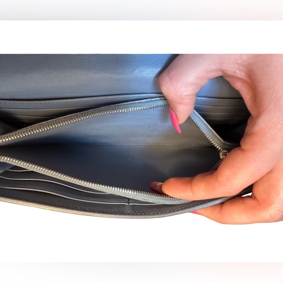 CELINE RARE LARGE PERIWINKLE PEBBLED LEATHER WALLET - Picture 6 of 15